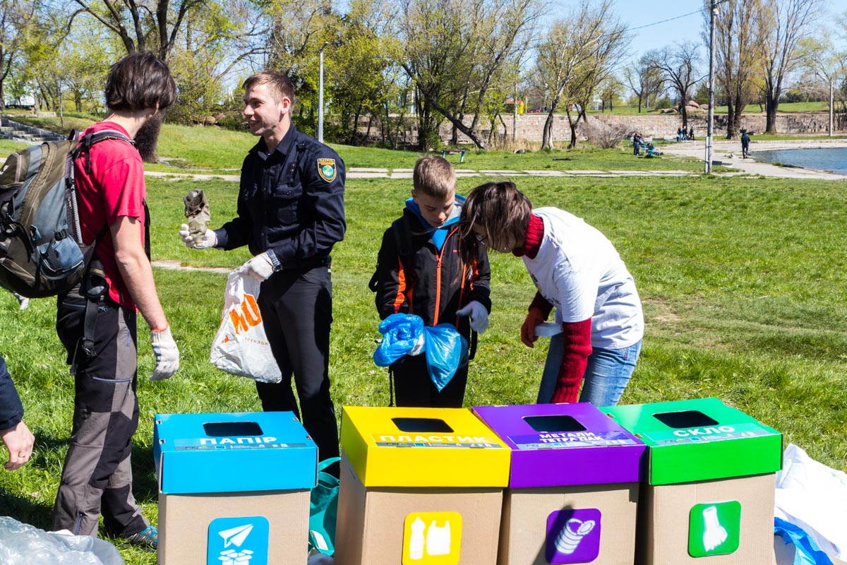 Организация сбора. Сортировка мусора. Сортировка мусора для детей. Волонтеры сортируют мусор. Дети сортируют мусор.